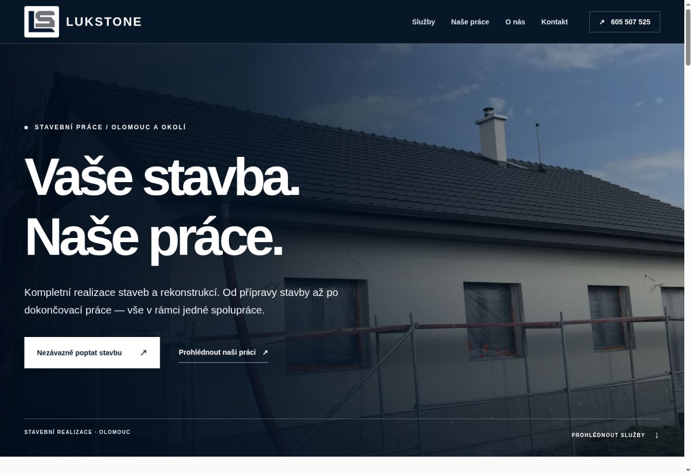 Skutečný náhled webu LukStone: tmavě modrý úvod s fotografií stavby a nadpisem Vaše stavba. Naše práce.